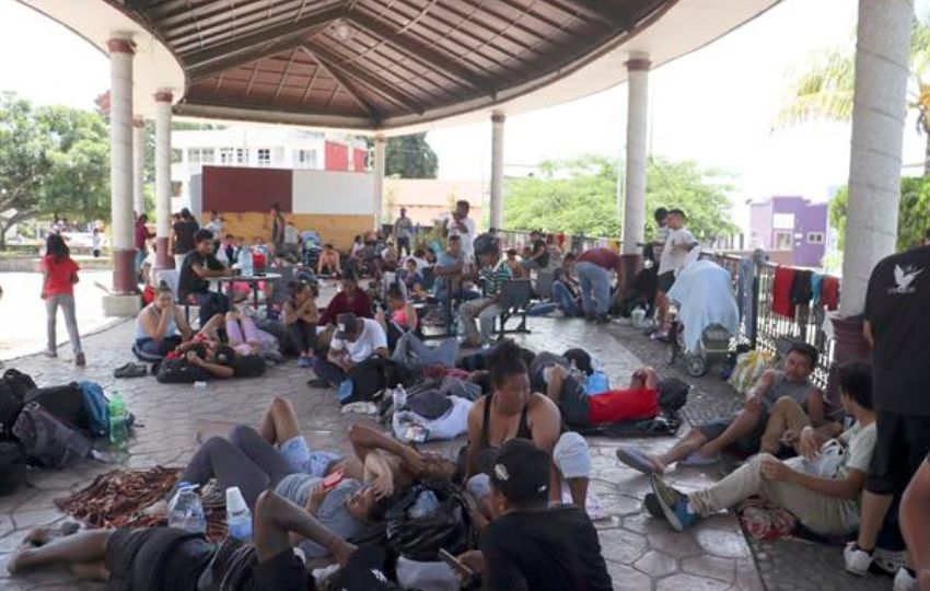  Migrantes permanecen en una plaza pública, en la ciudad de Tapachula. Foto: EFE