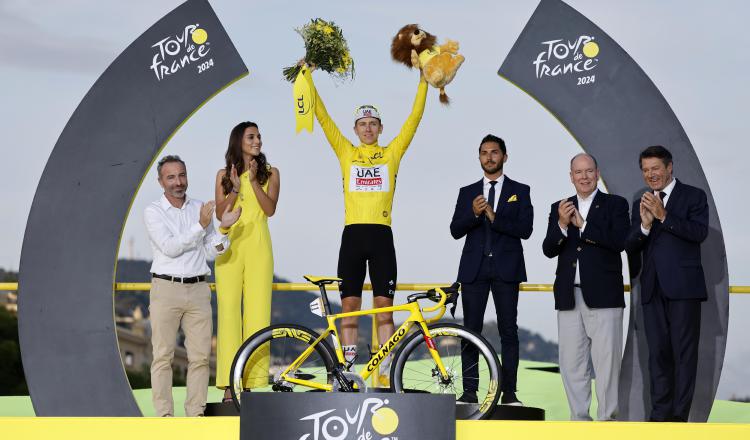 El esloveno Tadej Pocagar, retiene el título en el Tour de Francia. Foto: EFE