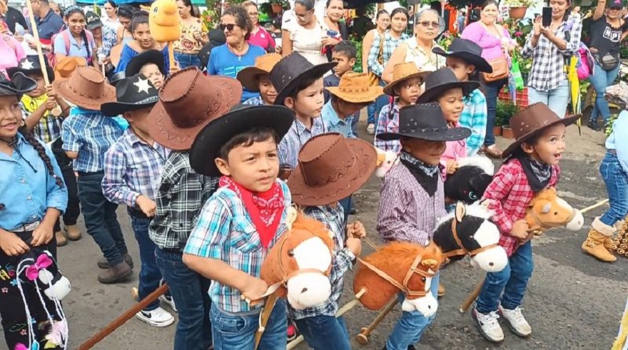 Los niños recorrieron las principales calles de la ciudad de Santiago.Foto: Melquiades Vásquez.