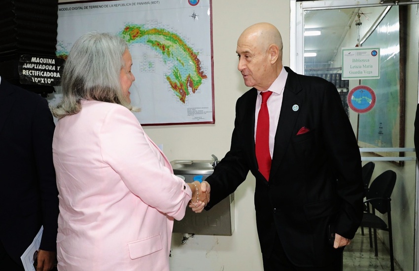 La  ministra del Mides, Beatriz Carles de Arango, y el director del Instituto  Tommy Guardia, Walter Gerardo Myers.