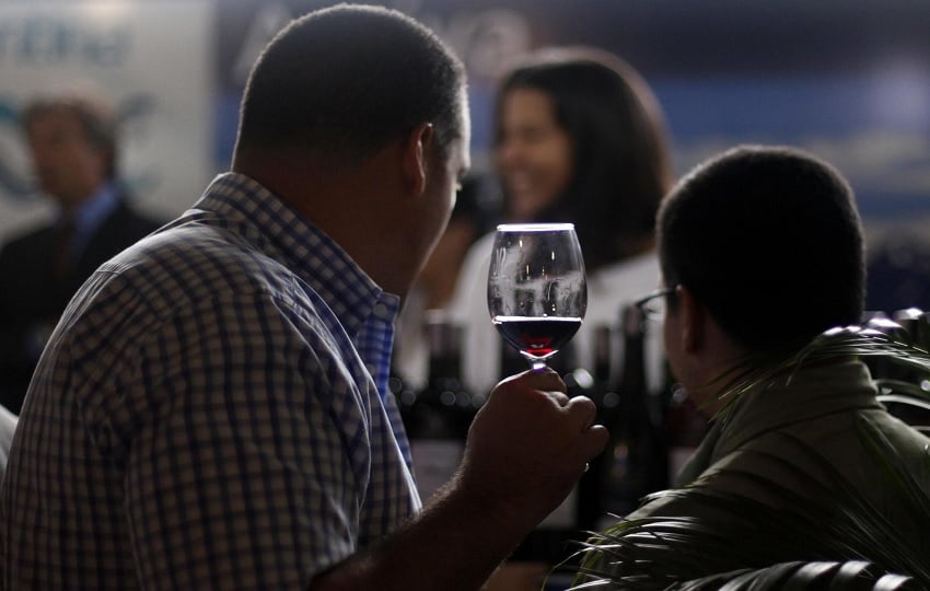 No hay evidencia que indique que el alcohol se relaciona con una vida más larga. Foto: EFE