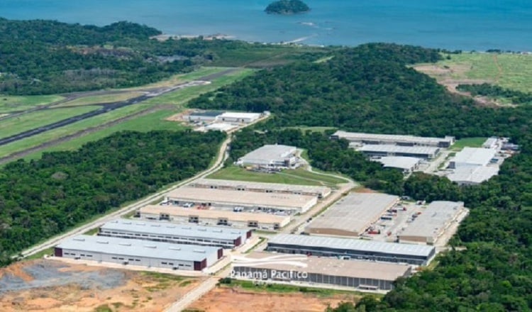 Vista panorámica de archivo del área logística de Panamá Pacífico, con el aeropuerto al lado izquierdo y el Pacífico al fondo.  Archivo