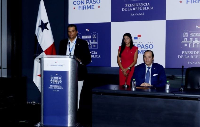 El canciller Javier Martínez Acha y el director Aeronáutica Civil, Rafael Bárcenas, ofrecieron una conferencia de prensa. Foto: Víctor Arosemena