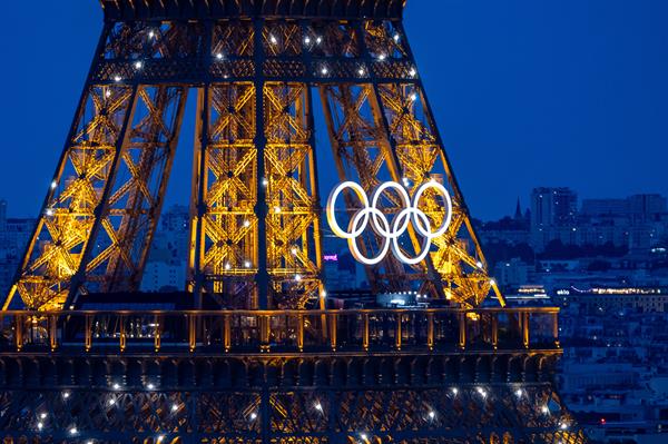 La Torre Eiffel con los aros olímpico.Foto: EFE