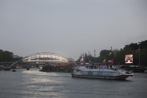 Las delegaciones de Ecuador y Emiratos Árabes Unidos desfilan por el río Sena, durante la ceremonia de inauguración de los Juegos Olímpicos de París 2024, en la capital francesa.