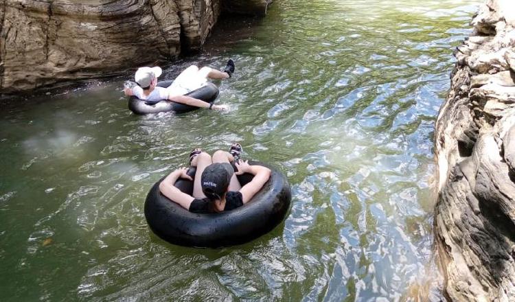 La práctica del 'rafting' aprovechando la corriente del río Chame, desde su nacimiento, brinda a los visitantes un recorrido de medio kilómetro de pura emoción.