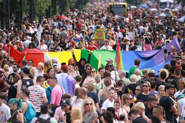 Marcha 'Christopher Street Day' (CSD), celebrada este sábado en Berlín a favor de los derechos de las personas LGBTQI