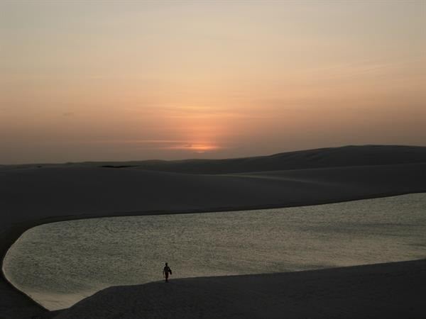 Puesta del sol en el Parque Nacional de los Lençois Maranhenses, en una fotografía de archivo EFE.