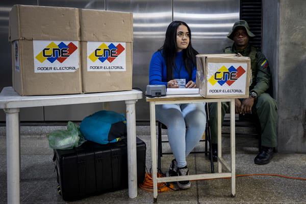 Funcionaria del Consejo Nacional Electoral (CNE) en una jornada de información. Foto: EFE