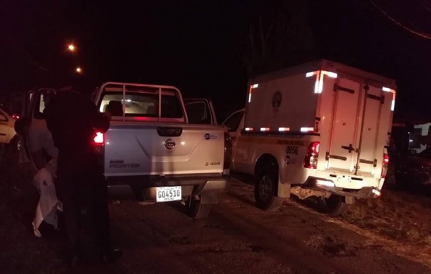 Vecinos del área indicaron que el hecho violento ocurrió cerca de las 8:00 de la noche, falleciendo la víctima Marín Flores en el lugar.. Foto. Eric Montenegro