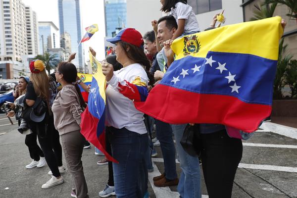 Ciudadanos venezolanos animan antes de votar en las elecciones presidenciales de Venezuela este domingo, en el consulado de Venezuela en Ciudad de Panamá (Panamá). EFE