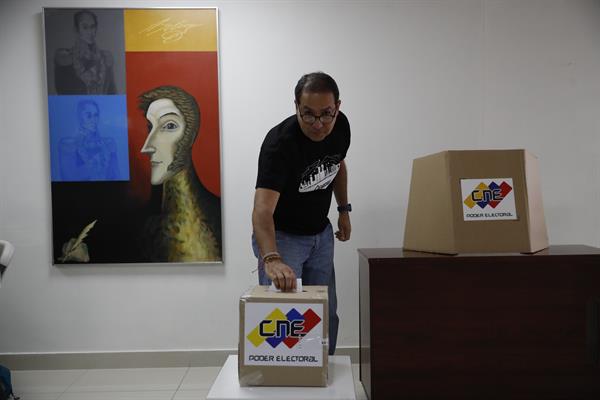 Un ciudadano venezolano vota en las elecciones presidenciales de Venezuela este domingo, en el consulado de Venezuela en Ciudad de Panamá (Panamá). EFE