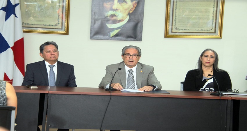 Manuel Zambrano, Fernando Galindo y Reina Roa, durante conferencia de prensa sobre el aumento de casos de dengue. Foto: Cortesía