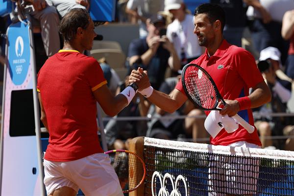 Rafael Nadal de España felicita a  Novak Djokovic de Serbia, luego de su partido en París 2024. Foto: EFE