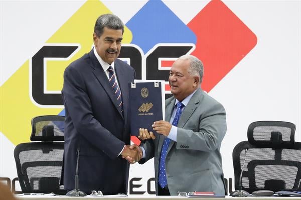 Proclaman presidente a Nicolás Maduro. 