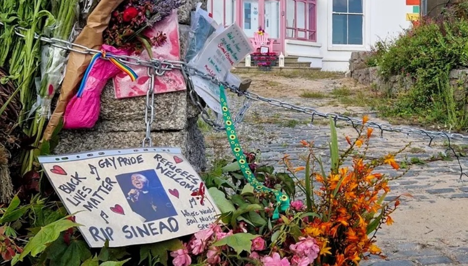 La localidad de Bray, en el condado irlandés de Wicklow, homenajea a la cantante Sinnéad O'Connor. Foto: EFE/ Javier Aja