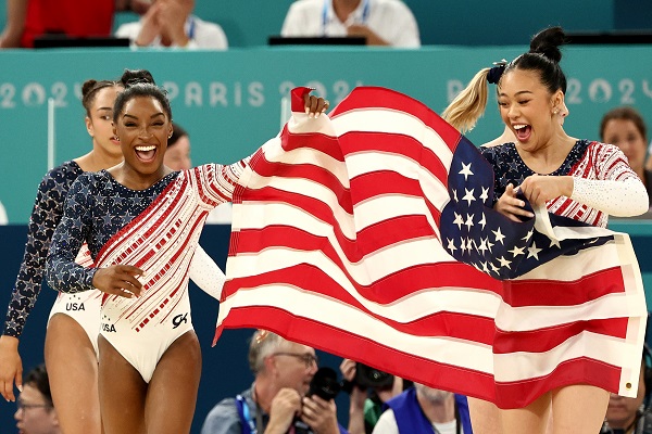 Simone Biles (izq.) festeja junto a sus compañeros de equipo de los Estados Unidos. Foto: EFE