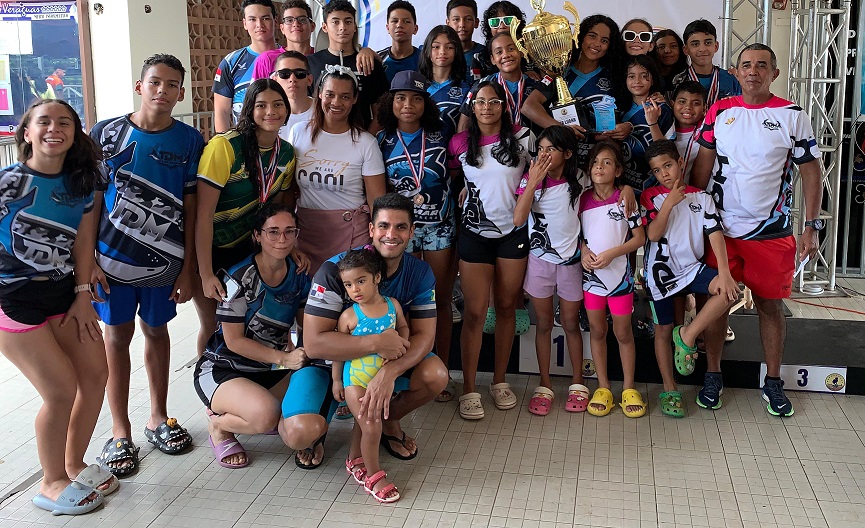 Los nadadores del Club Los Tigres de Mar lograron colgarse la medalla en seis  categorías. Foto: Eric A. Montenegro