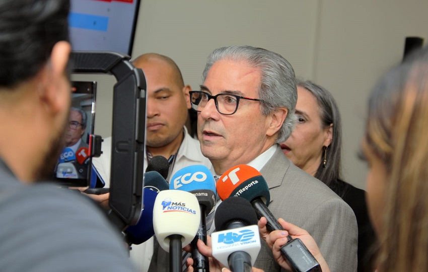 Declaraciones del ministro de salud, Fernando Boyd Galindo, a los medios de comunicación. Foto: Cortesía