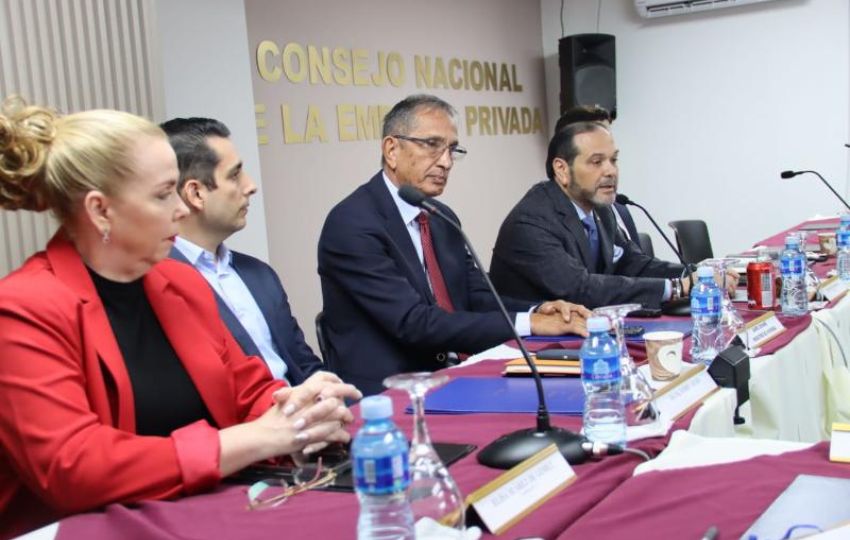 El ministro Jaime Jované se reunió con los miembros del Conep. Foto: Cortesía