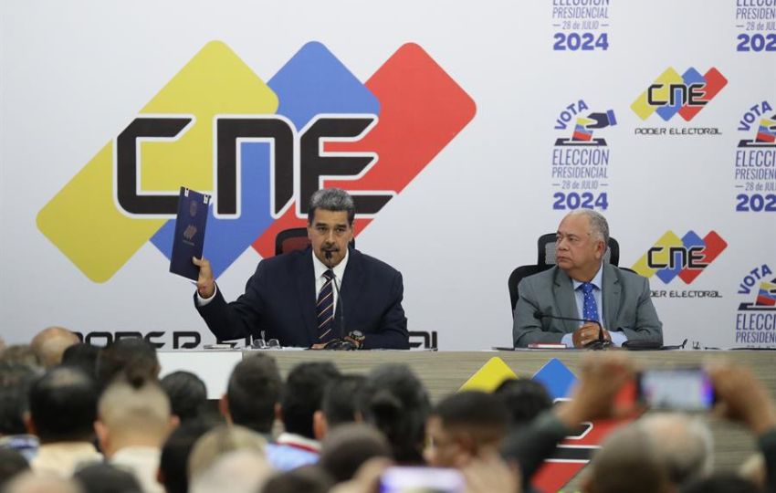 El presidente de Venezuela, Nicolás Maduro (i), habla junto al presidente de Consejo Nacional Electoral (CNE), Elvis Amoroso. Foto: EFE