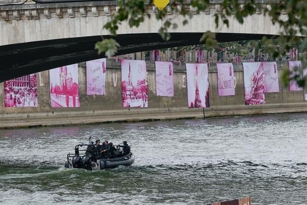 Si bien el Sena fue el viernes el escenario de inauguración de los Juegos Olímpicos, la lluvia ha hecho que los niveles de calidad de las aguas no sean aptas. Foto: EFE