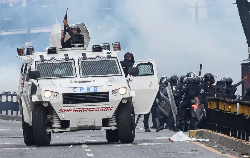 Integrantes de la Policía Nacional Bolivariana (PNB) enfrentan a manifestantes opositores. Foto: EFE