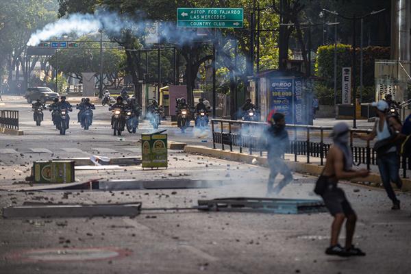 Manifestantes continúan con su lucha. Foto: EFE