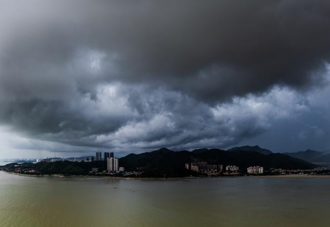 Precipitación de arcos cumulonimbos sobre Zhuhai, China. Foto: Gao Si