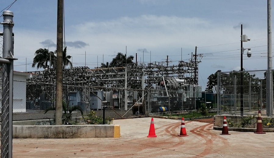 La falta de luz es consecuencia de la sobrecarga en la línea de provisión de electricidad a las barriadas.  Eric Montenegro.