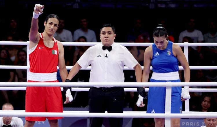 Imane Khelif de Argelia (izq.) es declarada ganadora en su pelea contra Ángela Carini de Italia en el boxeo olímpico. Foto: EFE