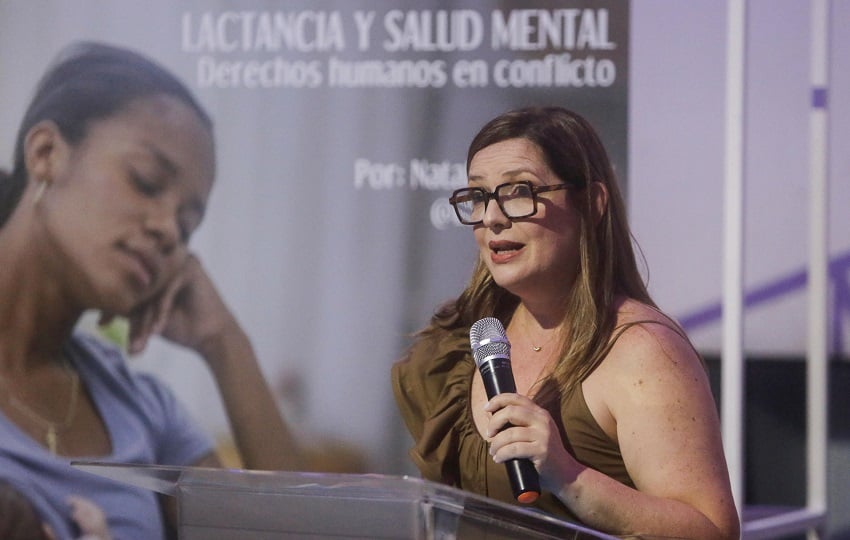 La experta en lactancia, Natali Rodríguez, habla durante una exposición. Foto: EFE