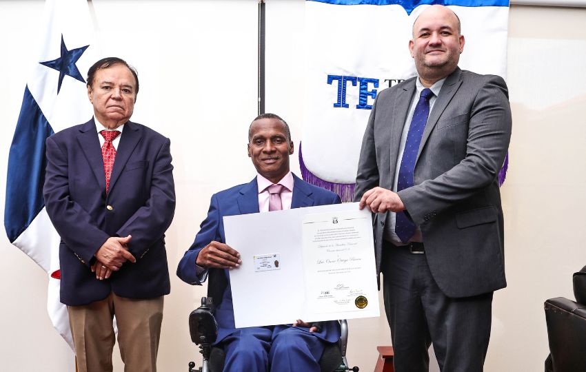 Luis Omar Ortega recibió su credencial como diputado de la Asamblea Nacional. Foto: Cortesía