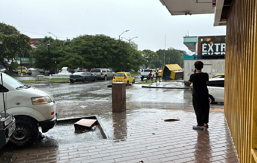 Producto de las lluvias la entrada de la comunidad de Nuevo San Juan-centro se inundó dificultando el tráfico vehicular. Foto. Cortesía