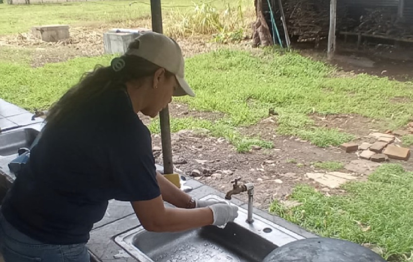 Los residentes de este sector de la provincia indicaron que tienen temor de que puedan presentar enfermedades por parásitos. Foto. Thays Domínguez