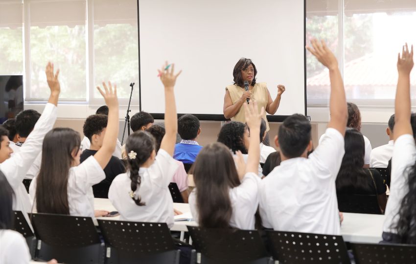 La ministra Lucy Molinar se reunió con los jóvenes. Foto: Cortesía