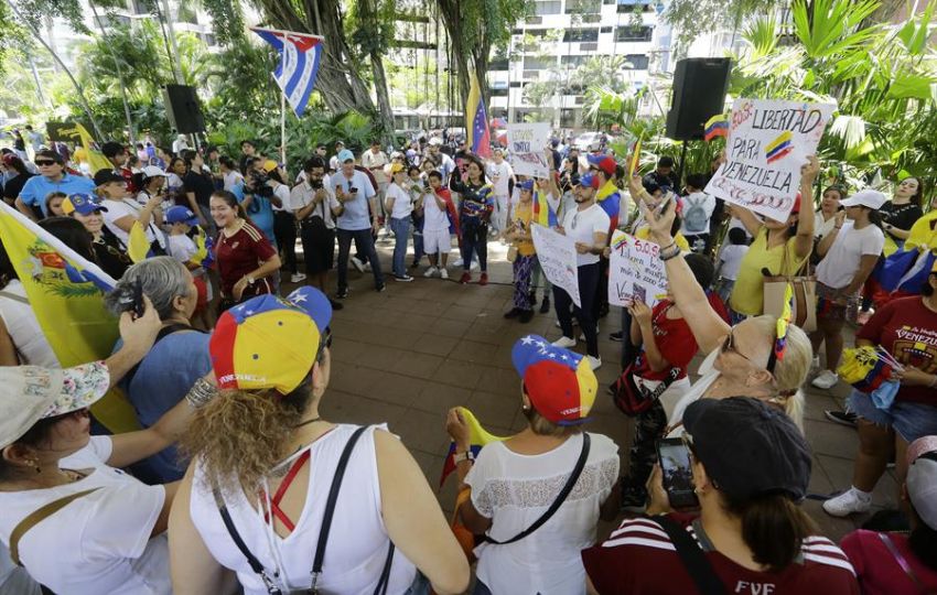 Venezolanos se manifestaron tras las elecciones del domingo en las que dio como ganador a Nicolás Maduro. Foto: EFE