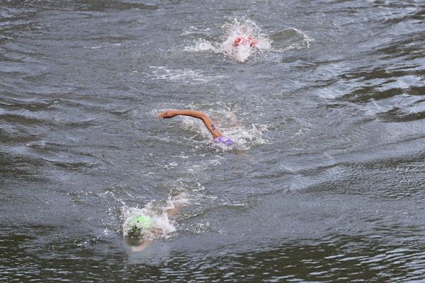 Atletas en el río Sena. Foto: EFE