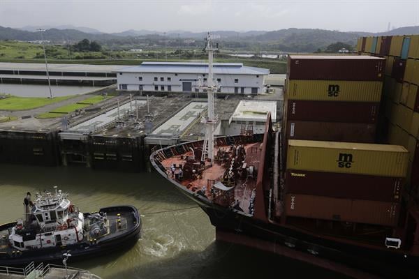  Buque portacontenedores transita por las esclusas de Cocolí, en Ciudad de Panamá (Panamá). 