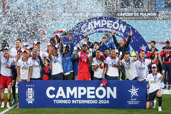 Luis Mejía (cent.) celebra el título con Nacional en Uruguay. Foto:EFE