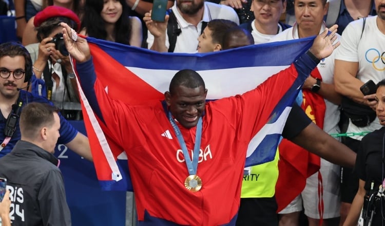 El luchador cubano Mijain López celebra con la medalla de oro en la final de Lucha Grecorromana. Foto: EFE