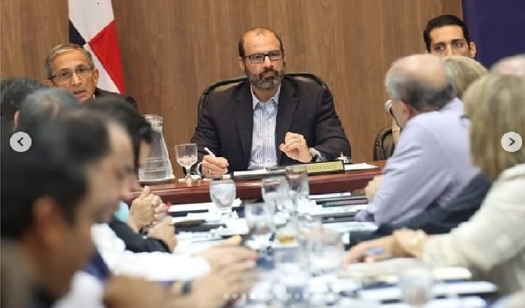 Reunión entre representantes del Ministerio de Vivienda y Cámara Panameña de la Construcción. Cortesía