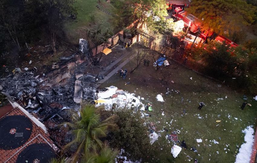 Vista aérea del sitio donde se accidentó un avión de la aerolínea Voepass en Vinhedo (Brasil). Foto. EFE