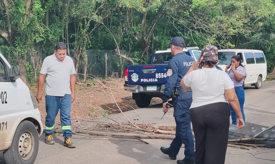  Los residentes del poblado de Playa Chiquita, cerraron la vía, exigen el cese de operaciones. Foto: Eric A. Montenegro