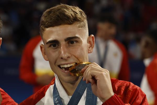 Fermín López festeja la medalla de oro ganada por España en París. Foto: EFE