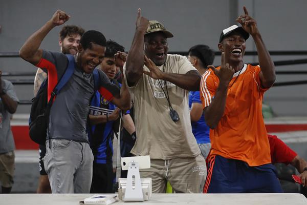 Entrenadores y boxeadores panameñs celebran el triunfo de Atheyna Bylon. Foto: EFE