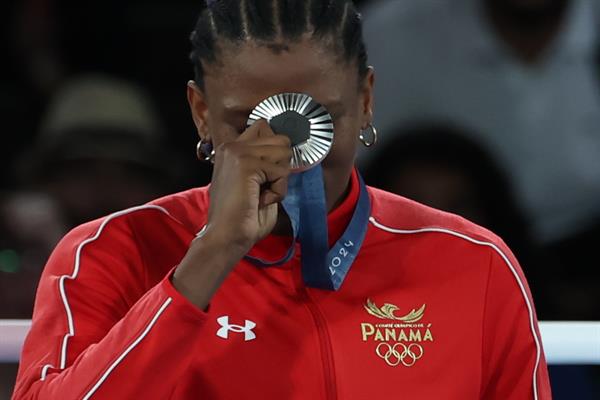 Atheyna Bylon con la medalla de plata en los Juegos de París 2024. Foto: EFE