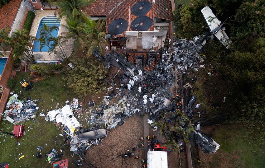 El aparato se estrelló en los patios traseros de un conjunto de residencias sin afectar ninguna edificación ni dejar ninguna víctima en tierra.  Foto: EFE