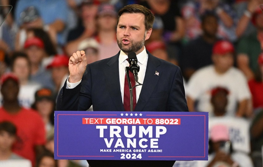 El candidato republicano a la vicepresidencia, el senador JD Vance de Ohio, habla durante un mitin de campaña. Foto: EFE