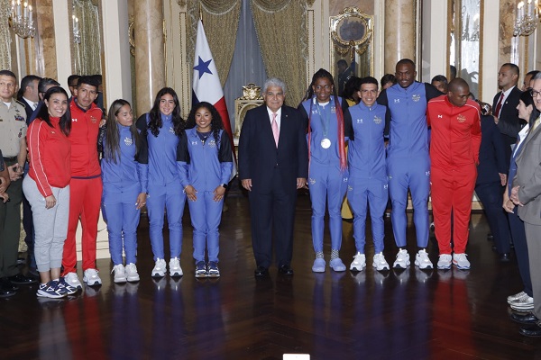 El presidente José Raúl Mulino, con Atheyna Bylon medallista de plata y la delegación de atletas que estuvieron en París 2024. Foto: Víctor Arosemena 